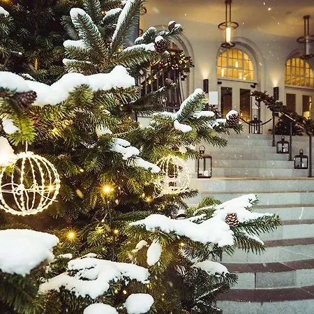 Kempinski Palace Hotel *